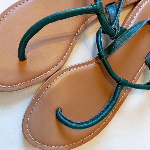 Rare Earth green "T" strap leather nomadic thong sandals - Picture 2 of 6